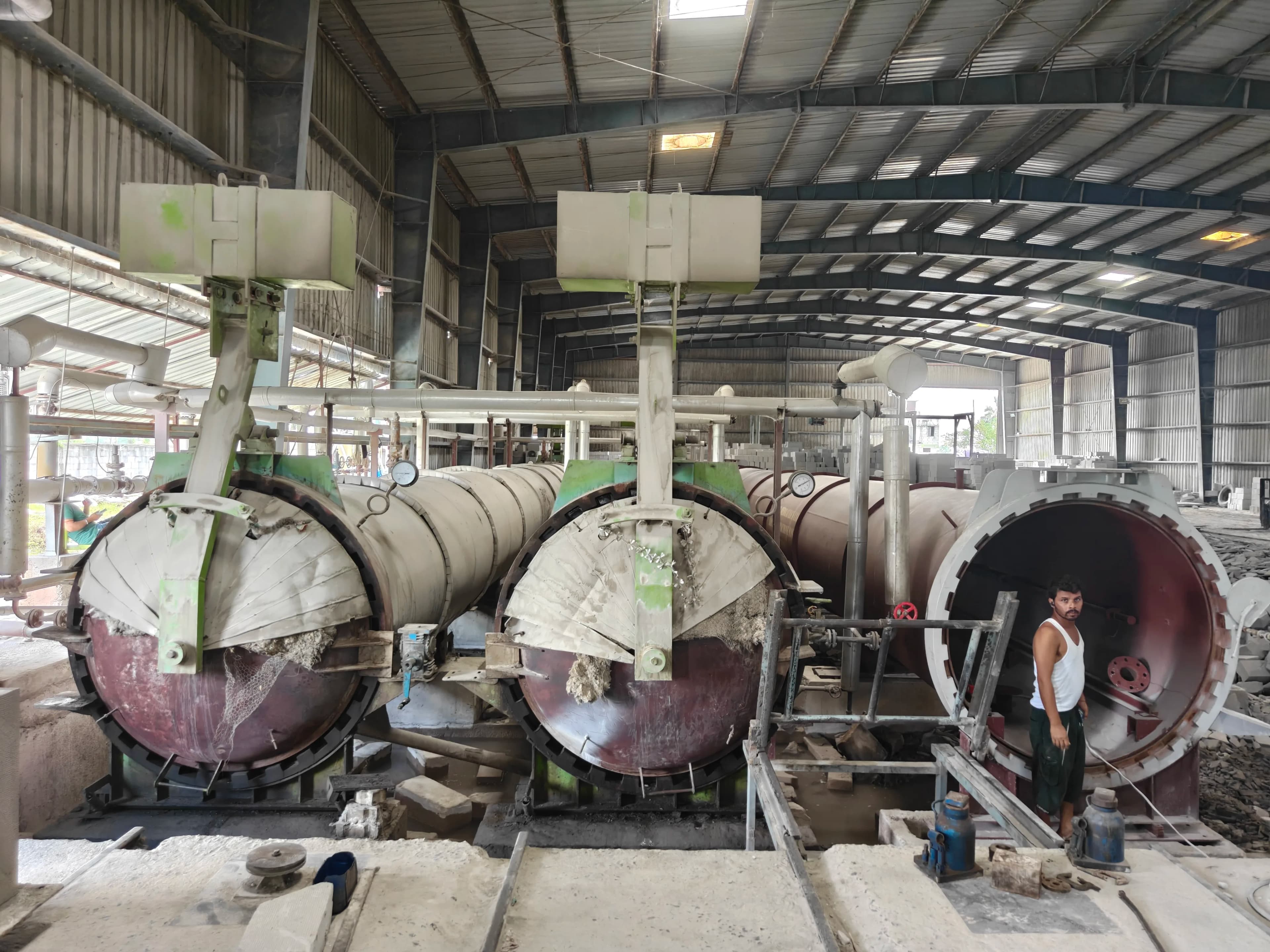High-pressure autoclave curing AAC blocks with steam