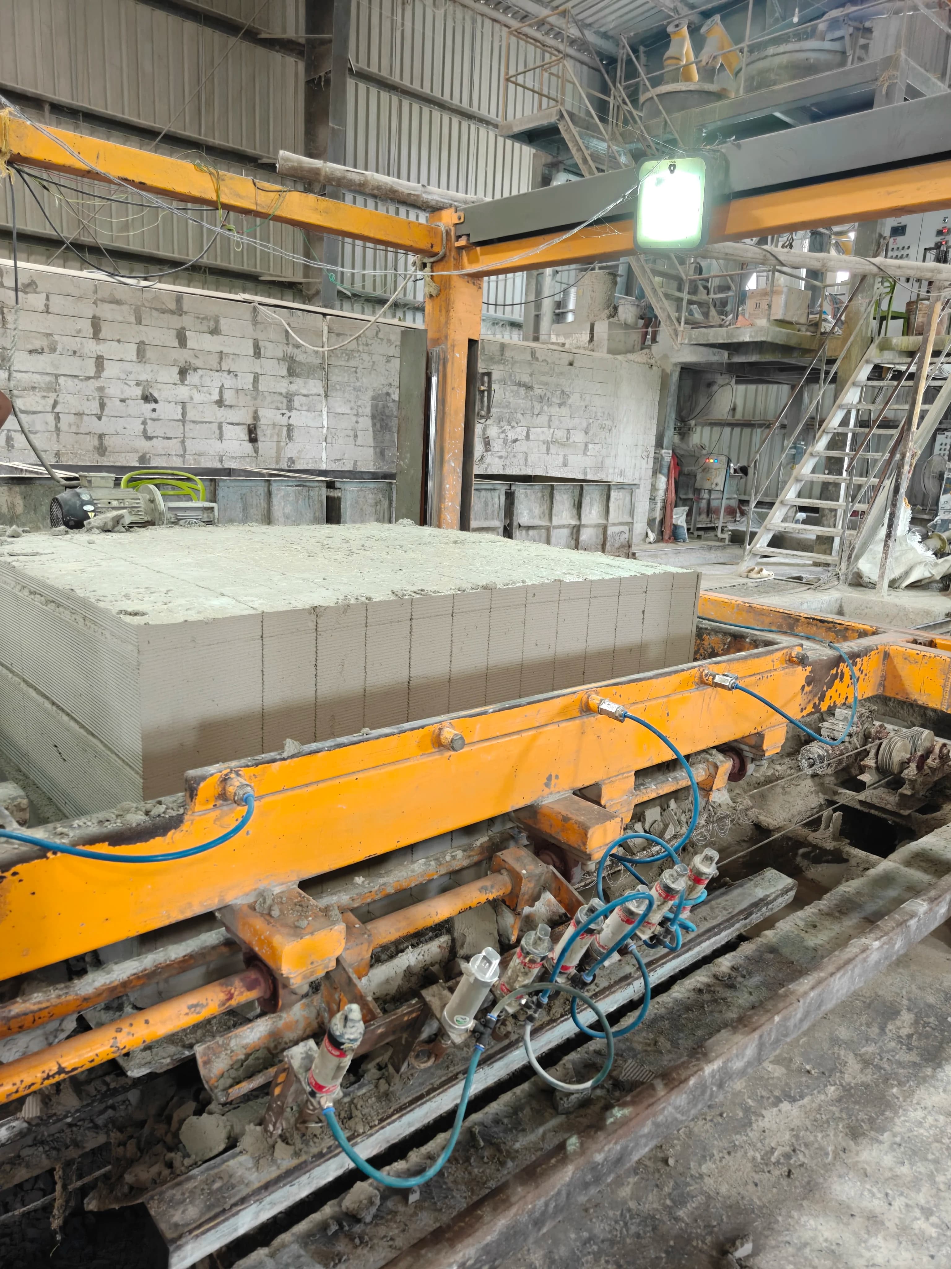 Automatic wire cutting line shaping AAC cakes