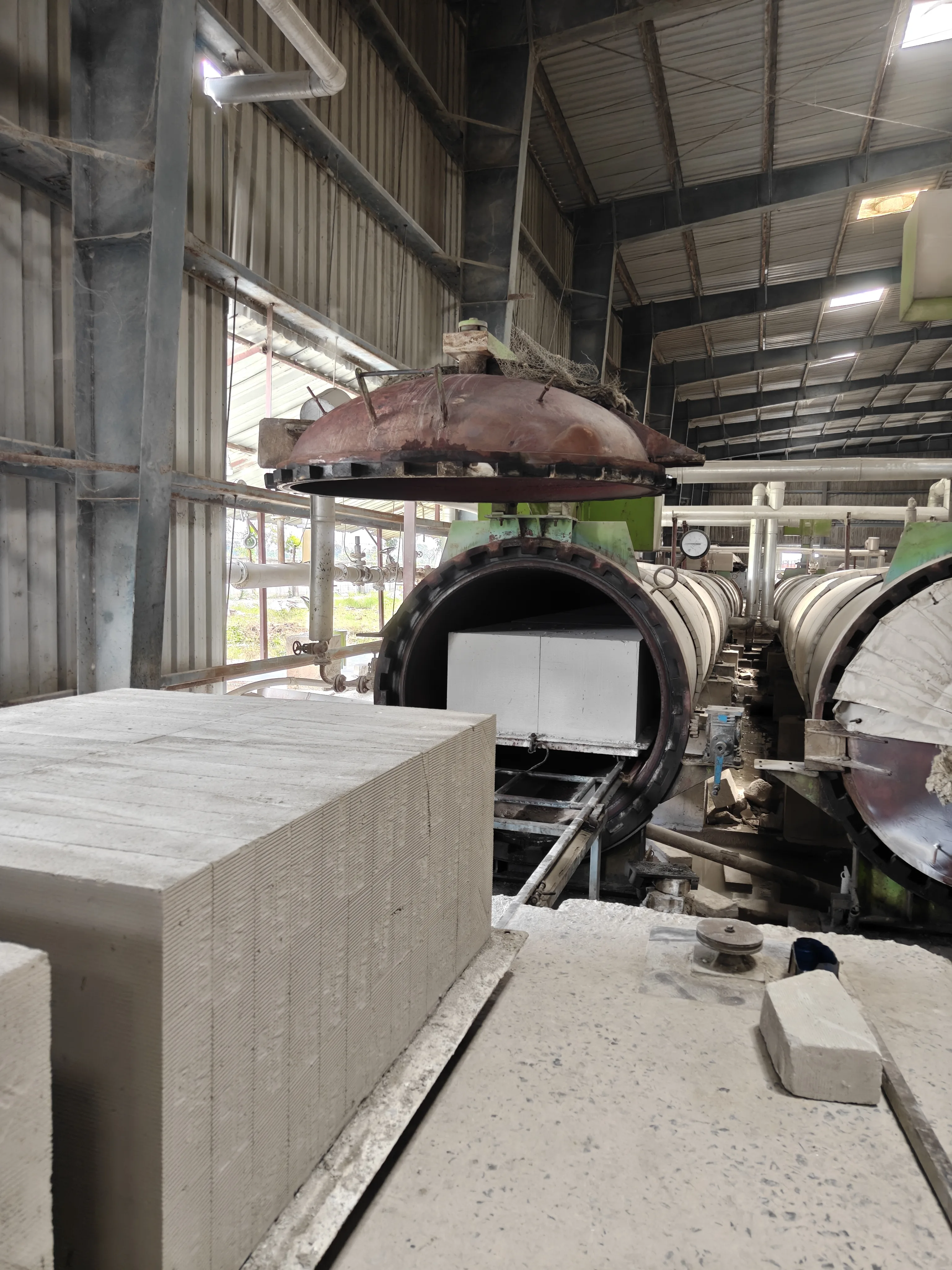 Autoclave chamber charged with AAC cakes