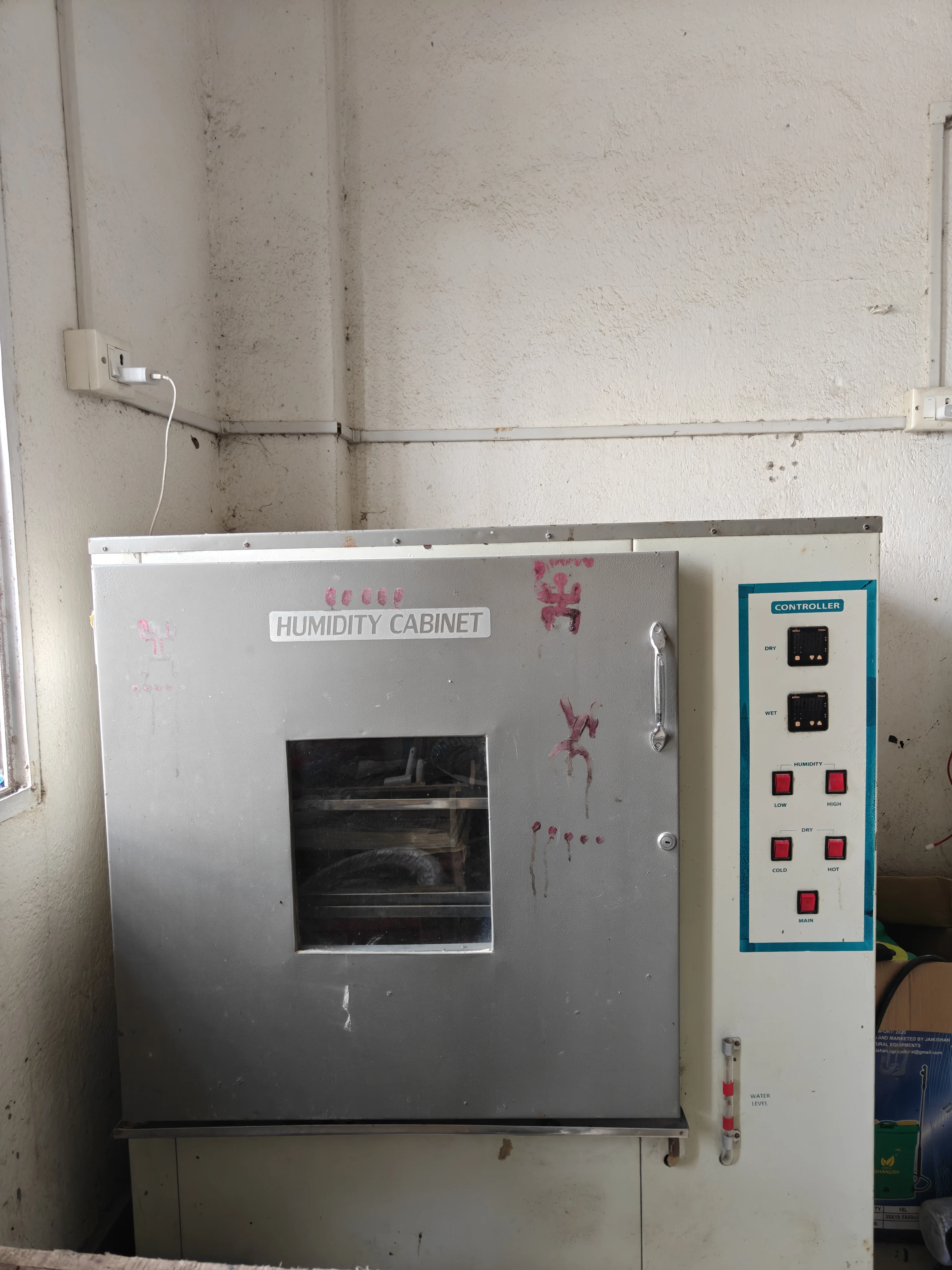 Humidity cabinet for controlled curing tests