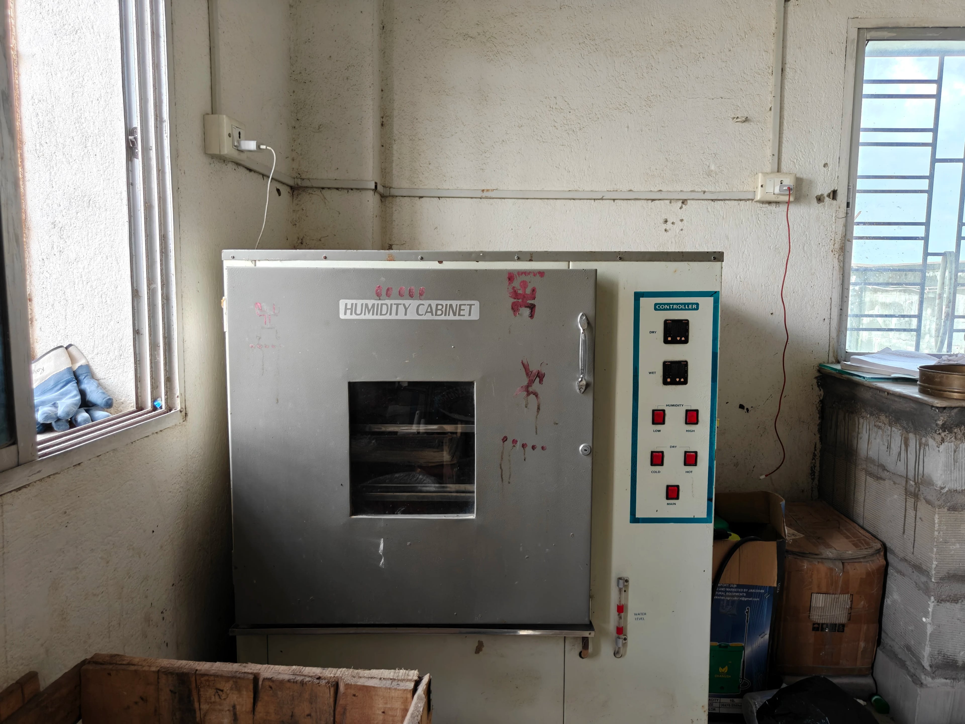 Humidity chamber maintaining test conditions