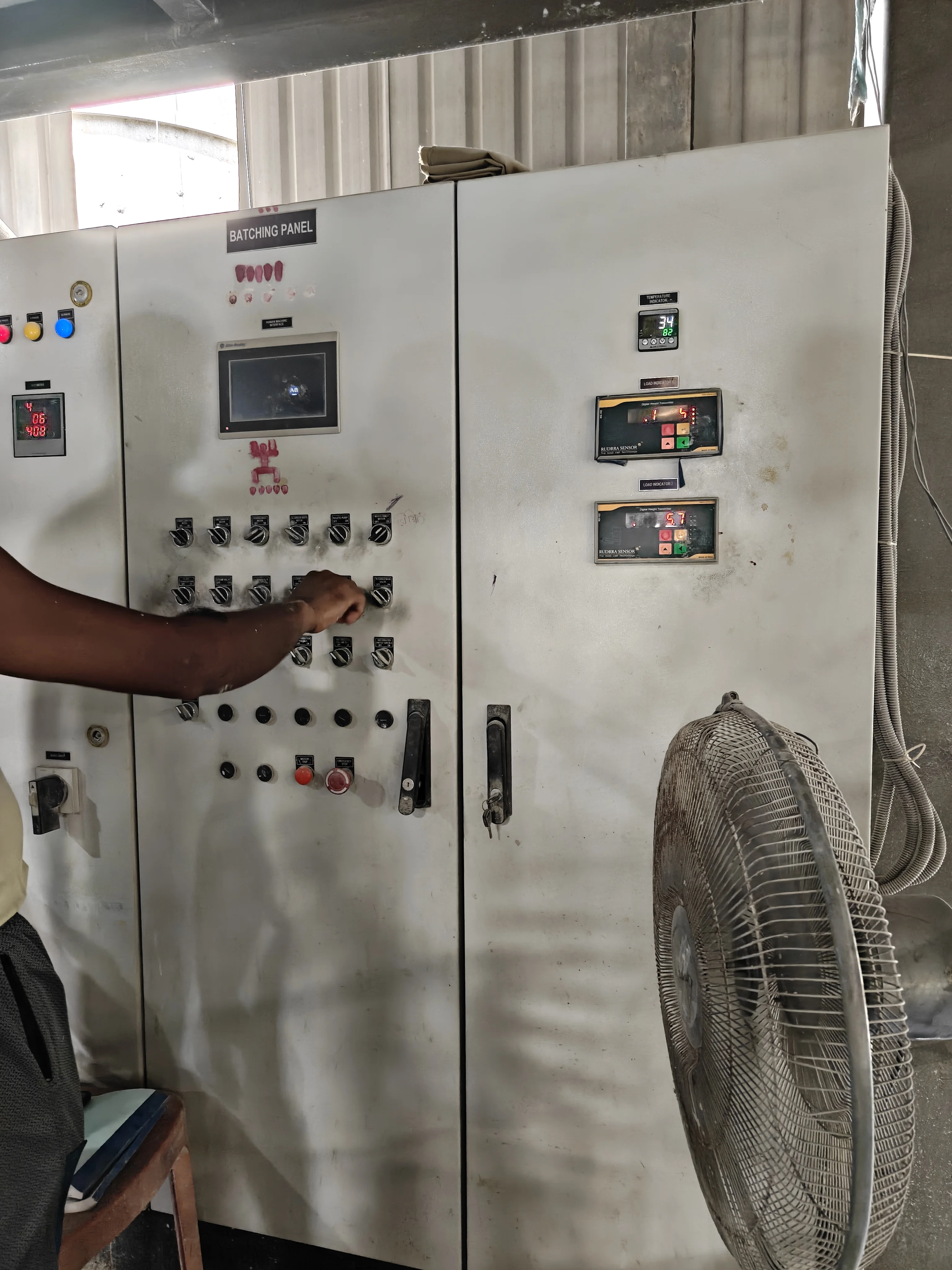 Automated batching machine controls at the Klavetek plant