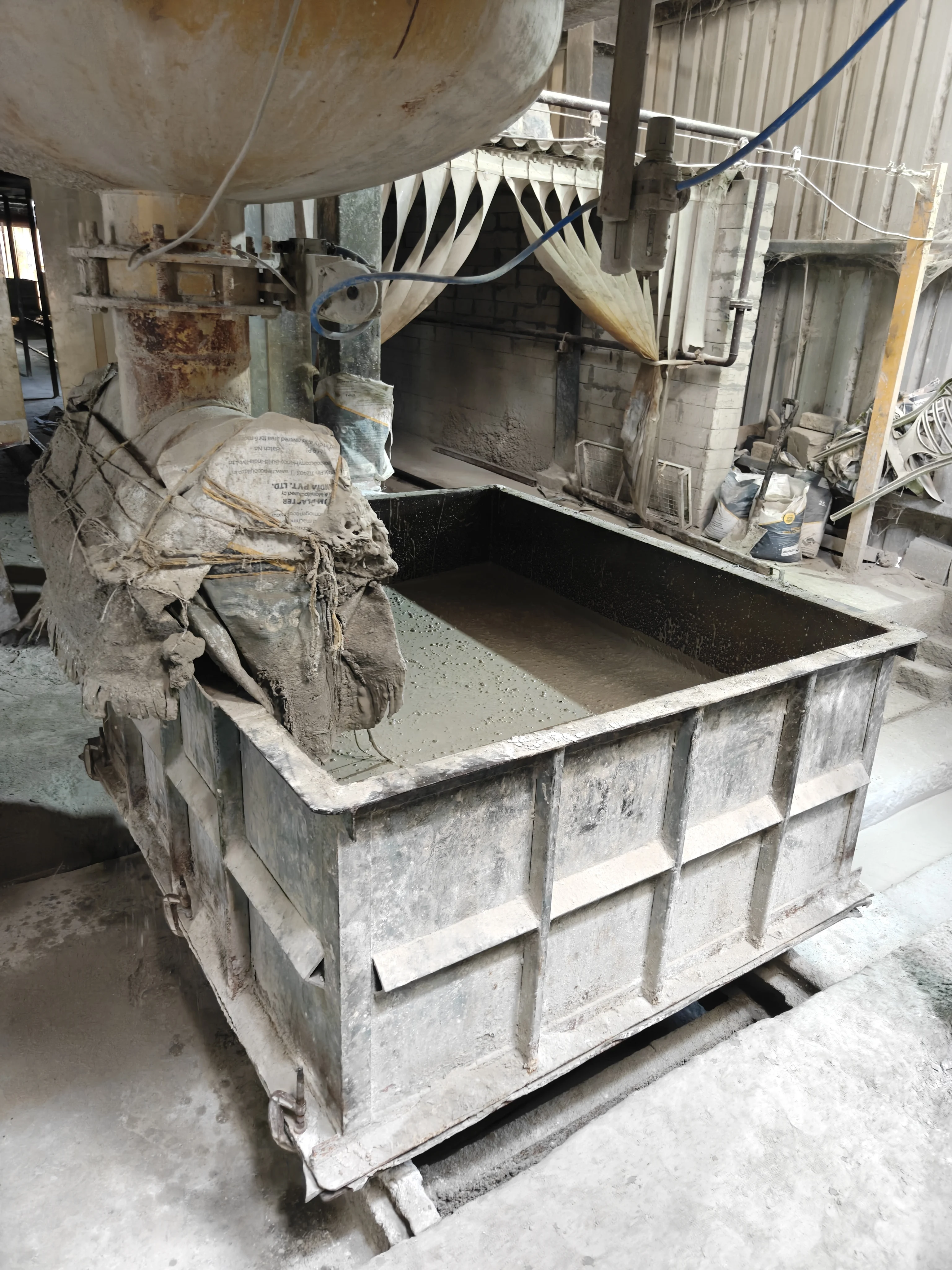 Fresh AAC slurry poured into casting moulds