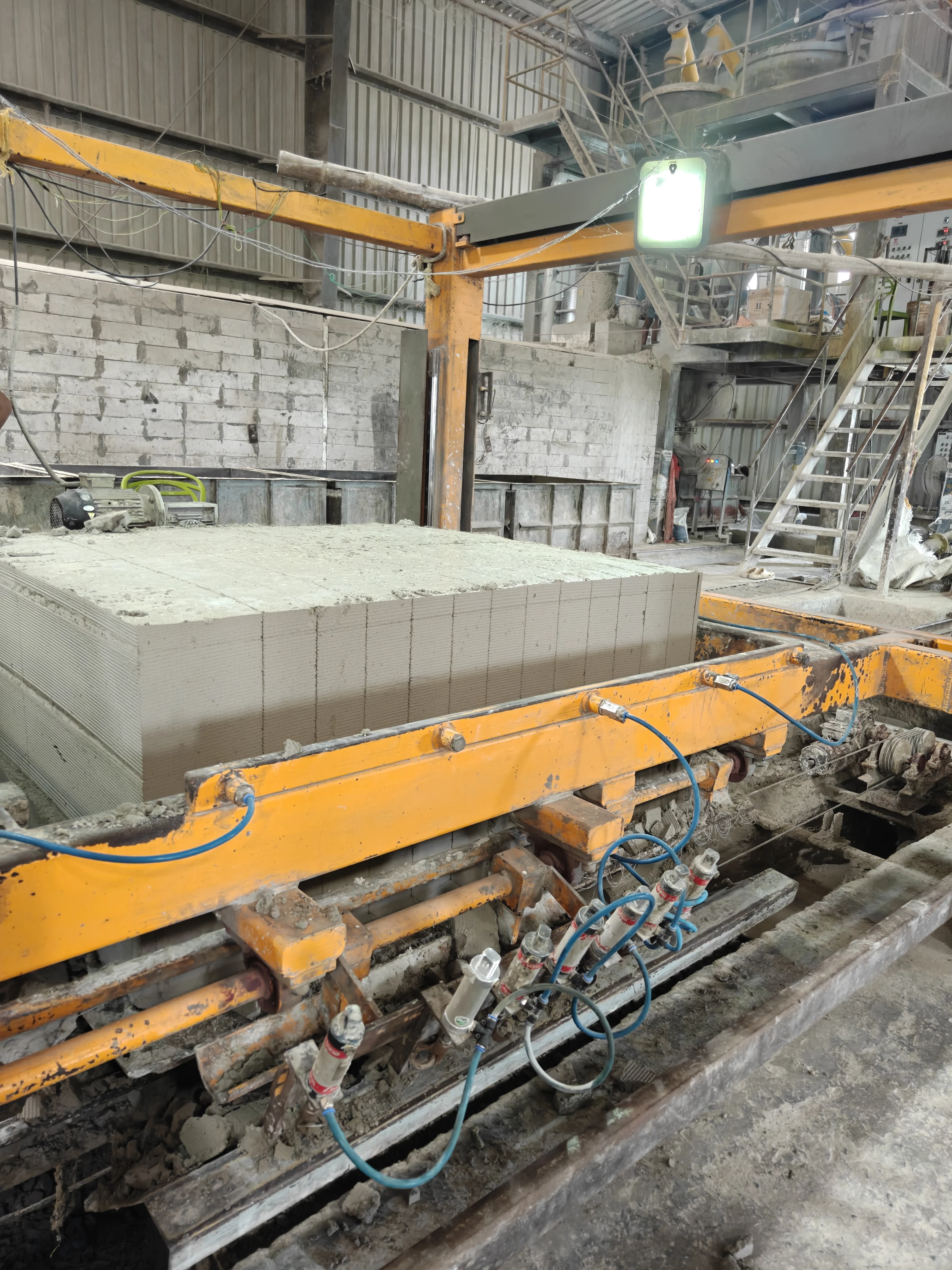 Automatic wire cutting line shaping AAC cakes