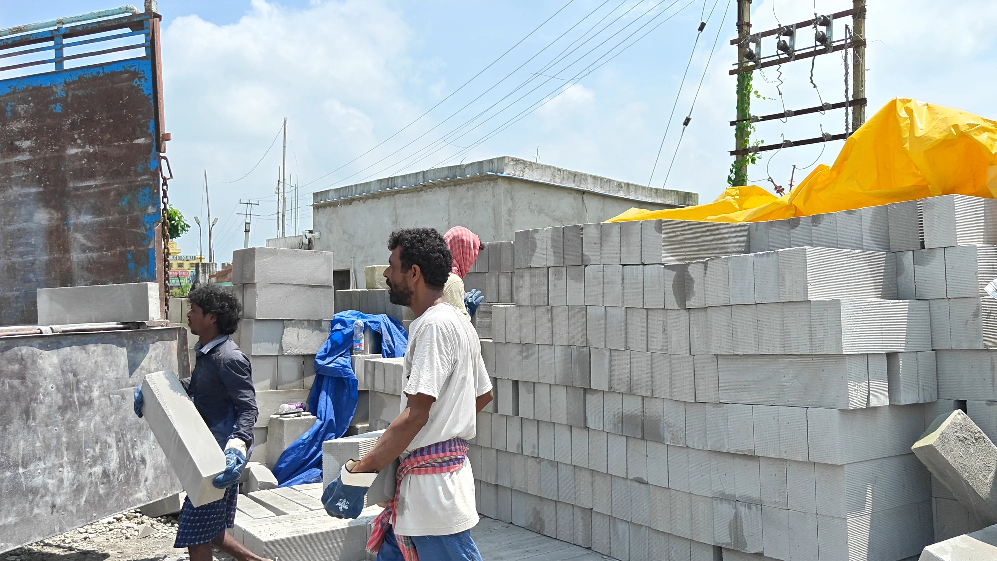 Klavetek AAC blocks delivered at a construction site